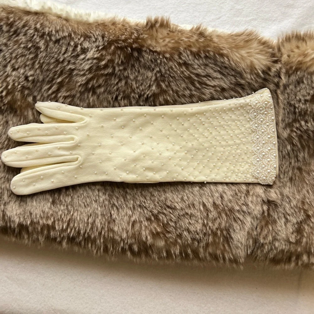Beautiful cream/off white beaded gloves one size, stretch, made in Hong Kong New